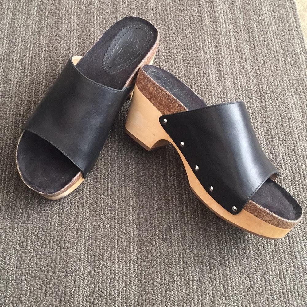 Leather clogs in size 8